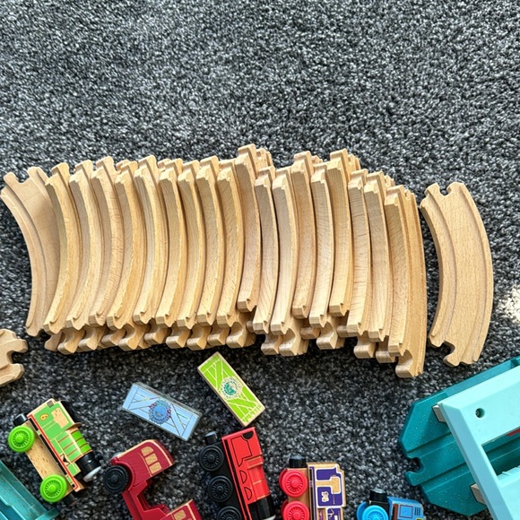 96 piece Thomas & Friends wooden railway track set - Picture 8 of 10